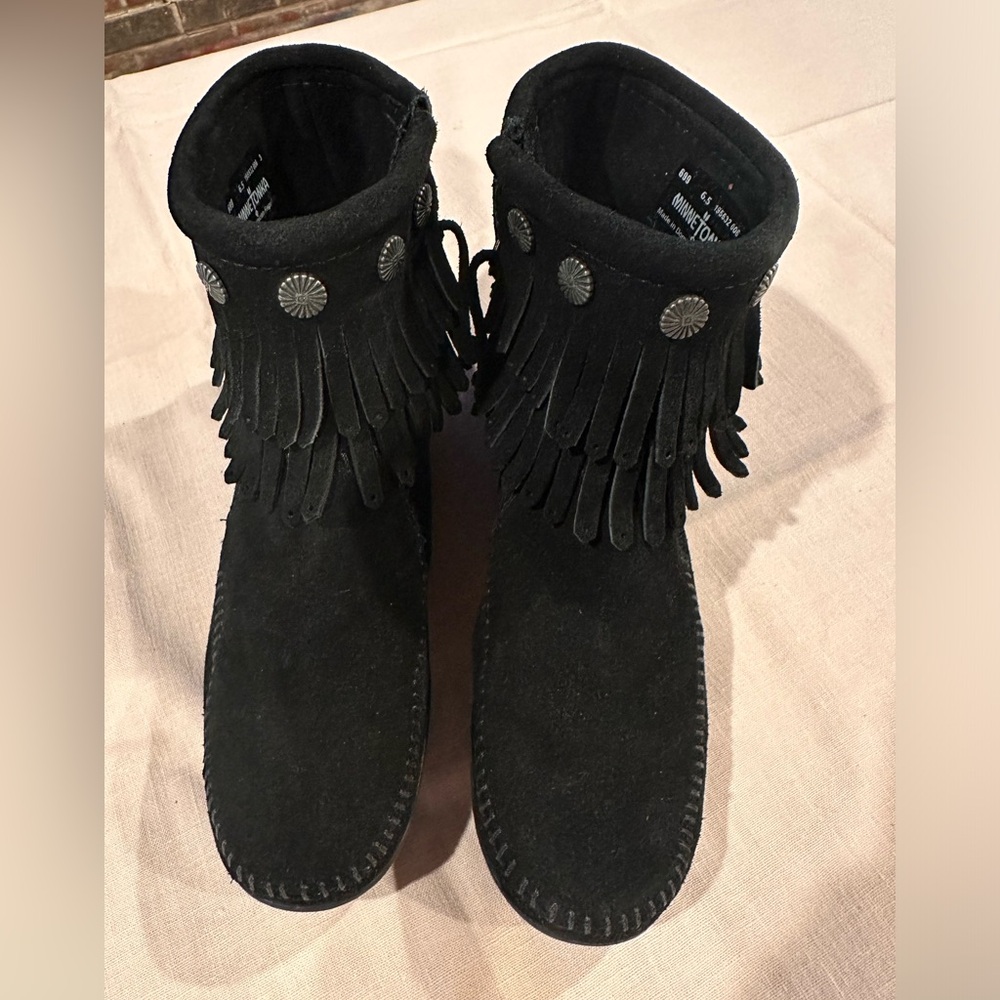 Minnetonka High Top Back Zip Fringe Booties Sz 7